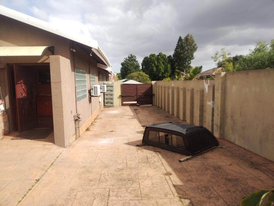 7 Bedroom Property for Sale in Brackenfell Central Western Cape